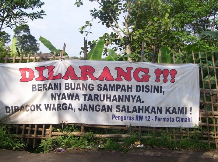 25 Spanduk lucu imbauan buang sampah ini pesannya nyeleneh