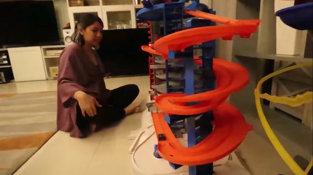 7 Penampakan barang mewah di rumah Rieta Amilia, ada motor antik