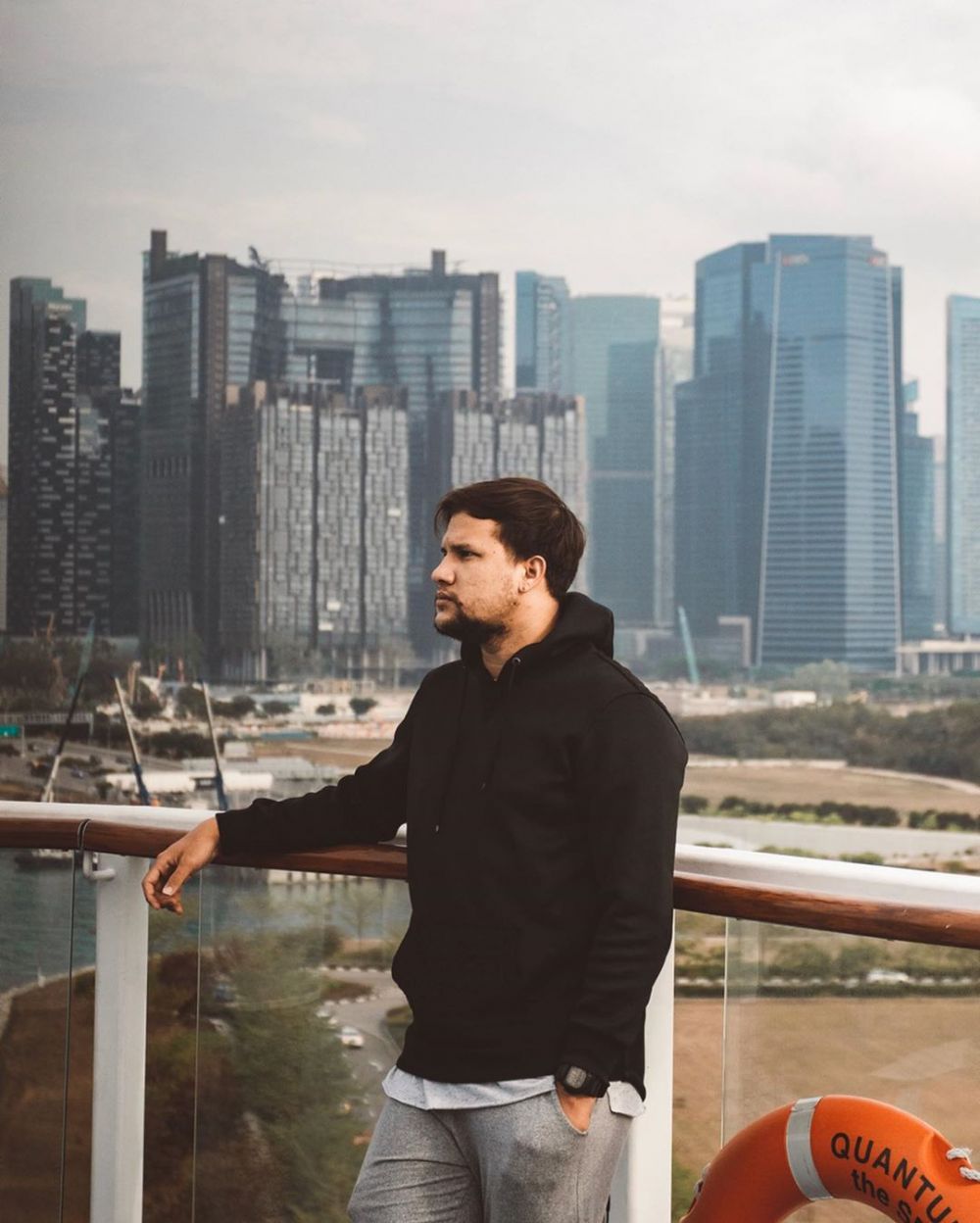 10 Potret Stuart Collin tampil brewokan, manglingi