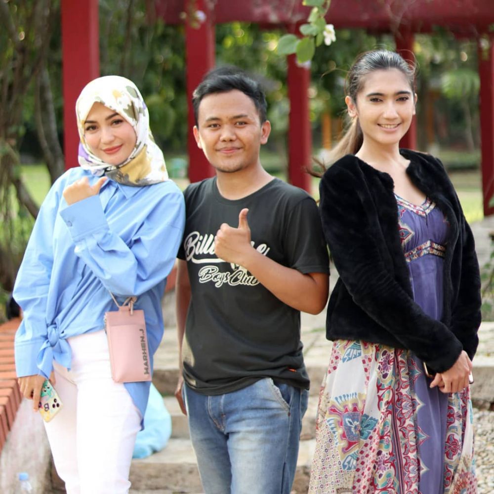 10 Potret reuni Revi Mariska dan Imel, duo primadona FTV kolosal