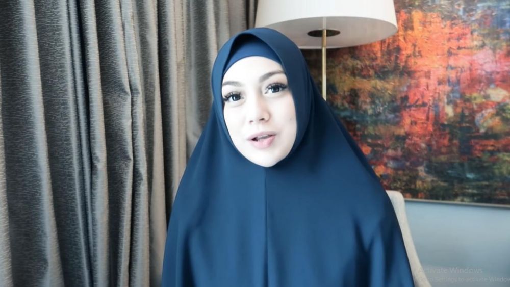 10 Pesona Celine Evangelista pakai hijab, penampilannya curi perhatian
