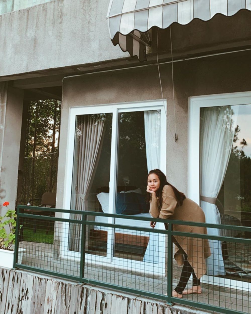 10 Momen liburan Aura Kasih di gunung, menenteng senapan