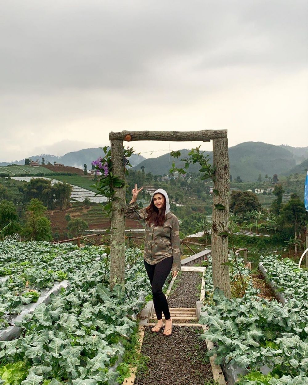 10 Momen liburan Aura Kasih di gunung, menenteng senapan