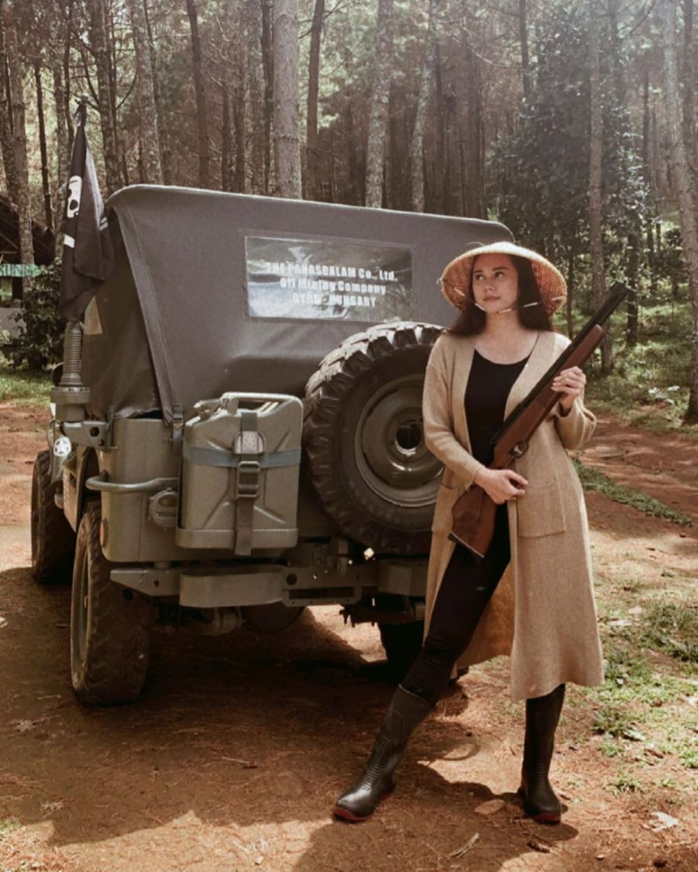 10 Momen liburan Aura Kasih di gunung, menenteng senapan