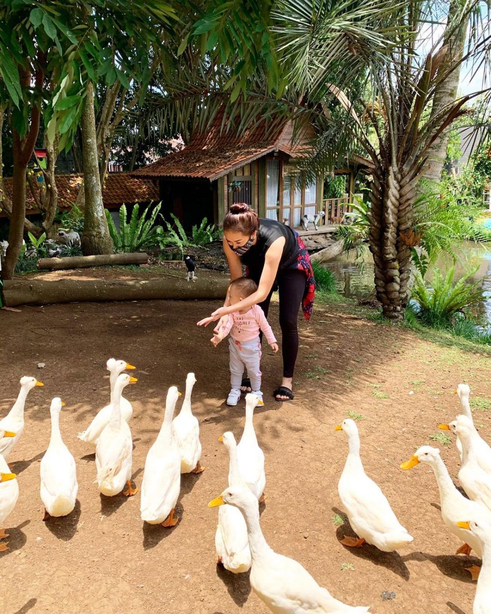 10 Momen liburan Aura Kasih di gunung, menenteng senapan