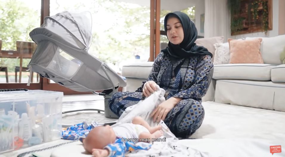 11 Momen kompak Irish Bella & Ammar Zoni momong anak, telaten