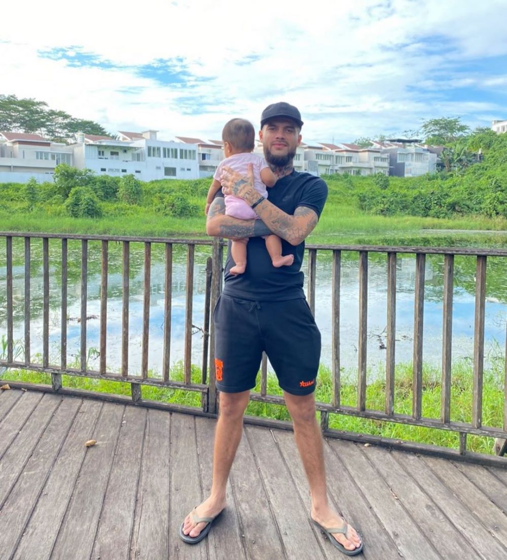 8 Potret manis Diego Michiels saat momong anak, telaten banget