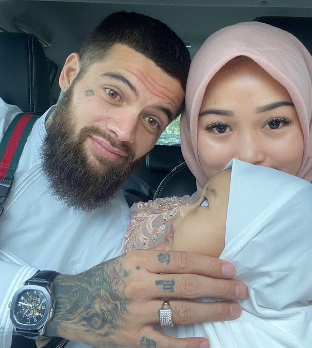 8 Potret manis Diego Michiels saat momong anak, telaten banget