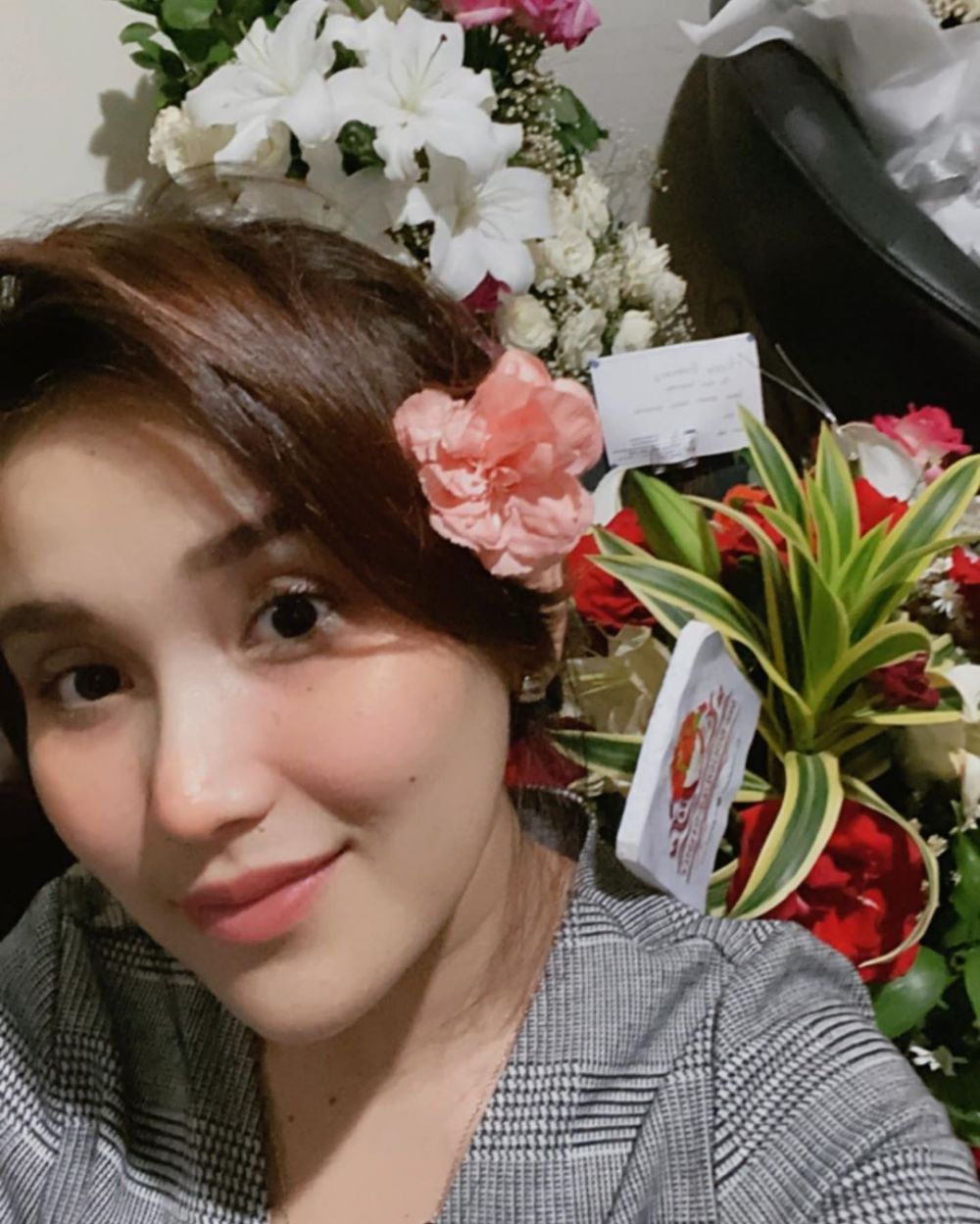 Tampil natural, ini 10 potret selfie Ayu Ting Ting yang menawan