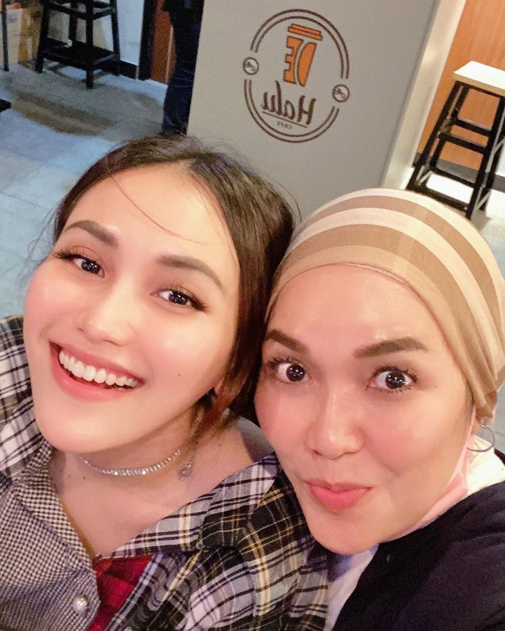 Tampil natural, ini 10 potret selfie Ayu Ting Ting yang menawan