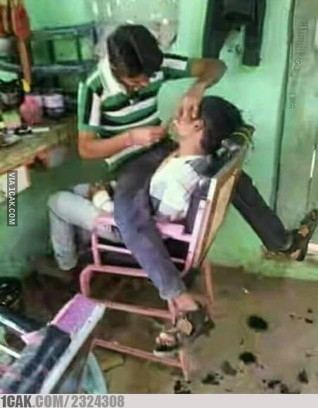 15 Aksi antimainstream orang potong rambut, bikin ngelus dada