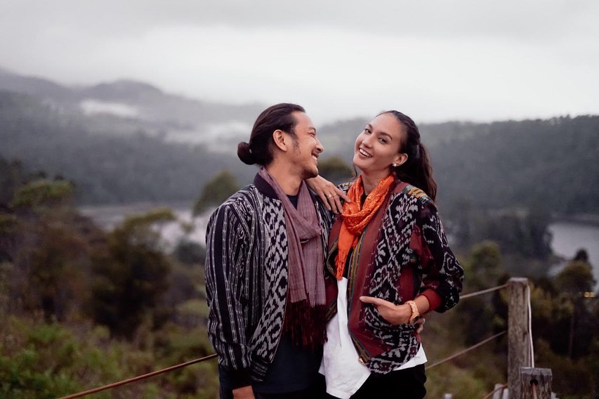 10 Potret liburan Nadine Chandrawinata & suami, membaur dengan alam