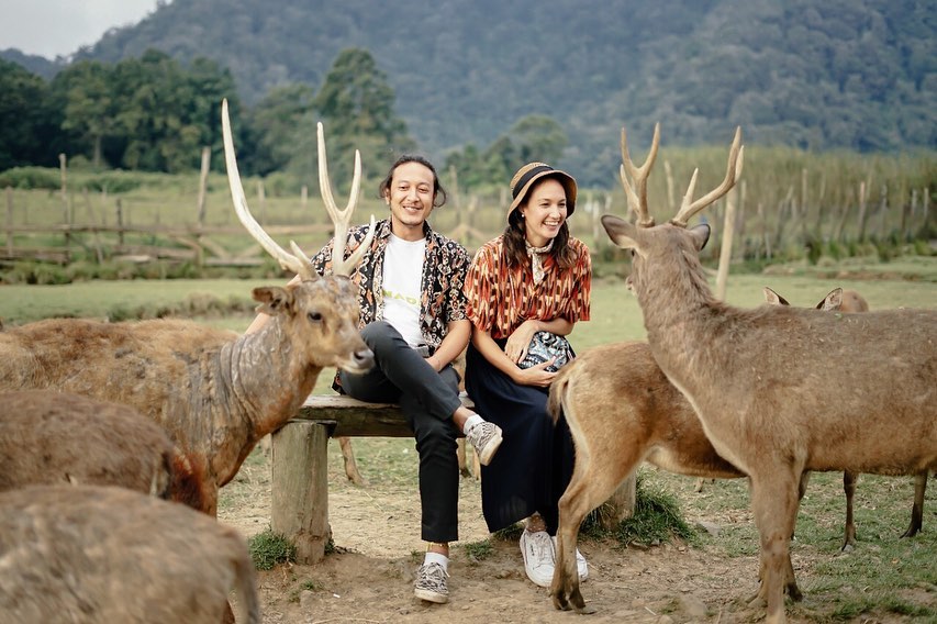 10 Potret liburan Nadine Chandrawinata & suami, membaur dengan alam