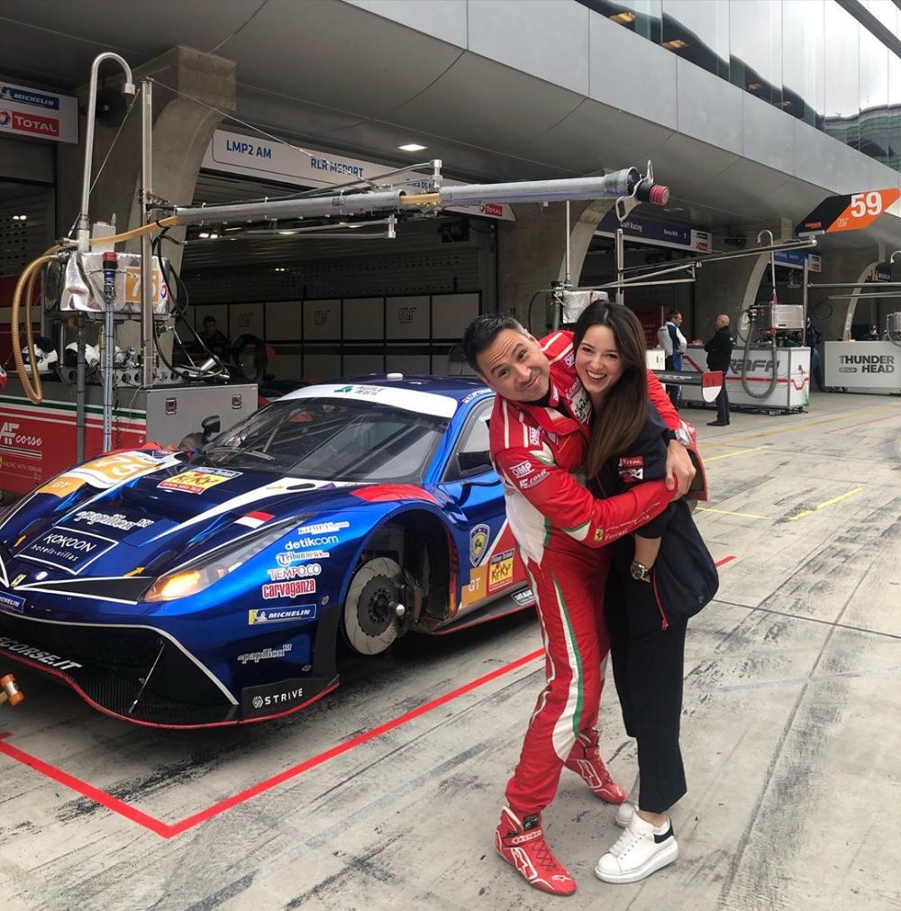 9 Seleb ini jatuh ke pelukan pembalap, termasuk Atries Angel