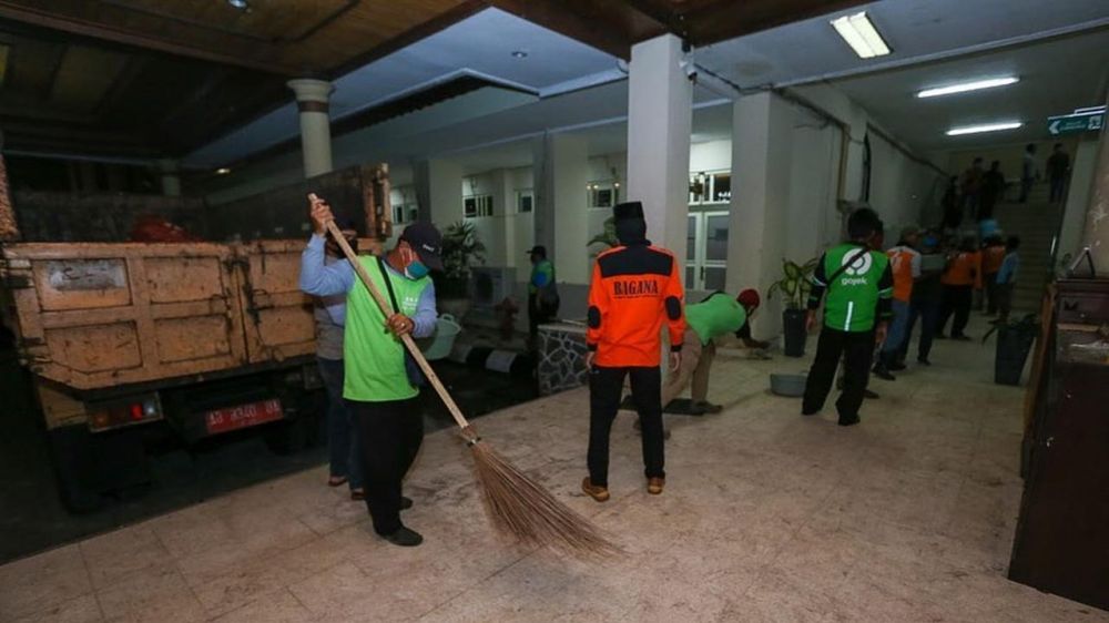 10 Momen warga Jogja bersih-bersih sampah usai demo tolak Omnibus Law