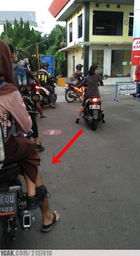 15 Momen gereget emak-emak nggak sabaran, palang kereta diterobos