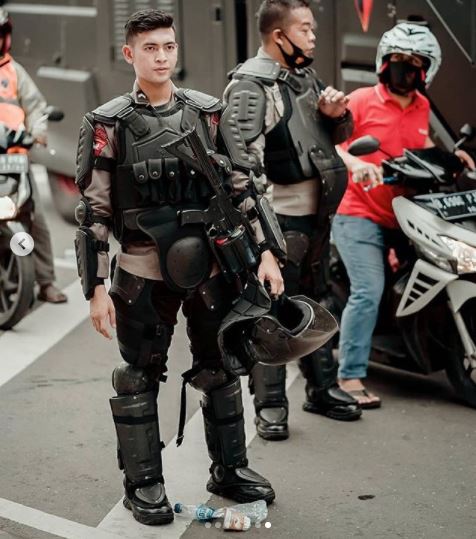 10 Potret Muhammad Chaerul, polisi yang viral saat demo UU Cipta Kerja