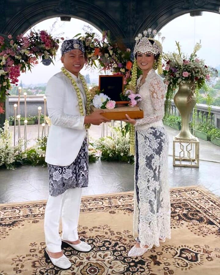 10 Momen pernikahan Atries Angel mantan Chef Juna, pakai adat Sunda