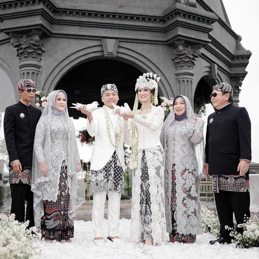 10 Momen pernikahan Atries Angel mantan Chef Juna, pakai adat Sunda