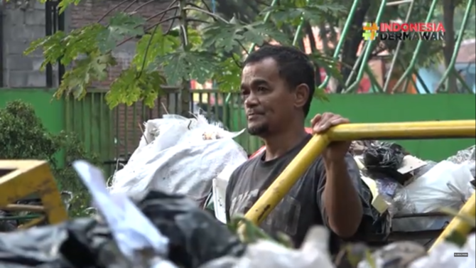 Kisah guru honorer nyambi jadi tukang sampah, semangatnya bikin salut