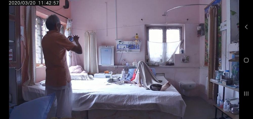 Kisah haru pria rawat istri yang sakit parah, ubah kamar rumah bak ICU