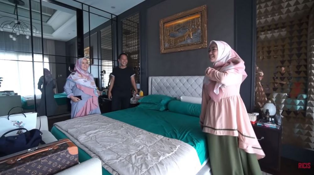 9 Potret kamar tidur Denny Cagur, harga kasurnya fantastis