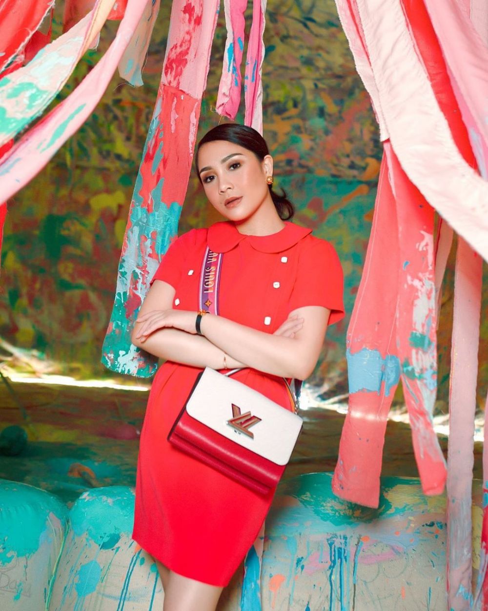 Kru TV ini ceritakan kebaikan 6 seleb di balik layar, bikin salut