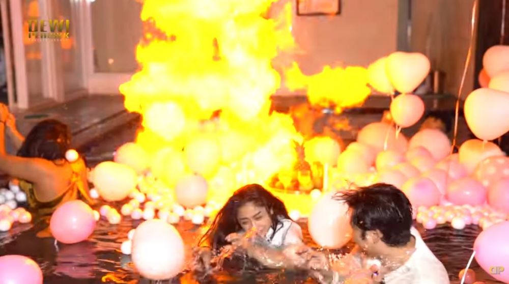 10 Momen kejutan ultah suami Dewi Perssik, terjadi ledakan balon gas