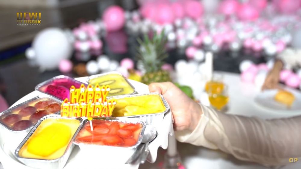 10 Momen kejutan ultah suami Dewi Perssik, terjadi ledakan balon gas