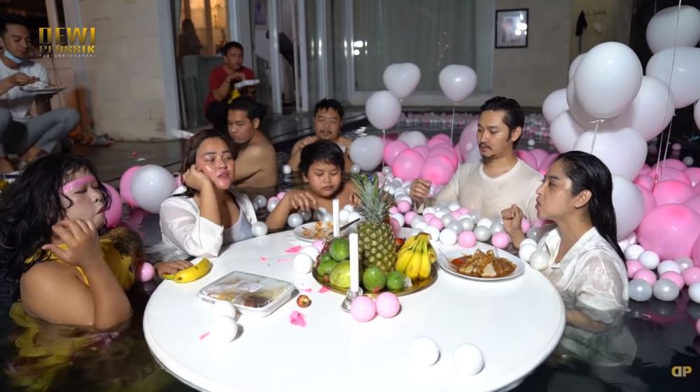 10 Momen kejutan ultah suami Dewi Perssik, terjadi ledakan balon gas