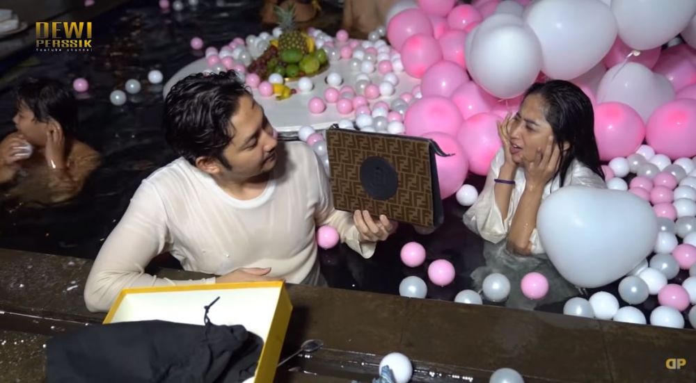 10 Momen kejutan ultah suami Dewi Perssik, terjadi ledakan balon gas
