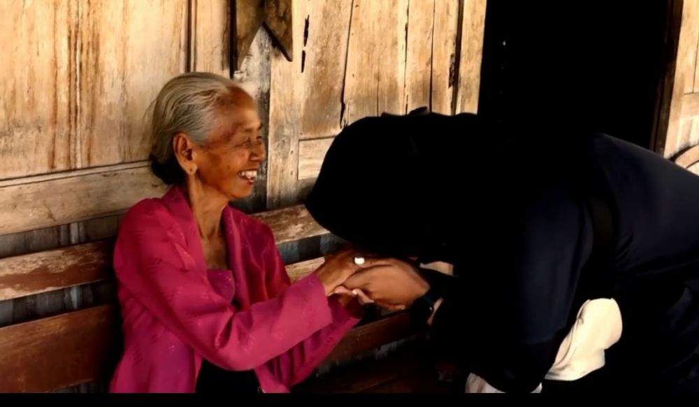 10 Momen Tantri kunjungi sang nenek di kampung, rumahnya sederhana