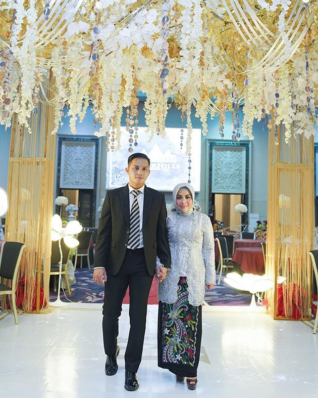7 Potret Muzdalifah kondangan bareng suami, bak pengantin baru