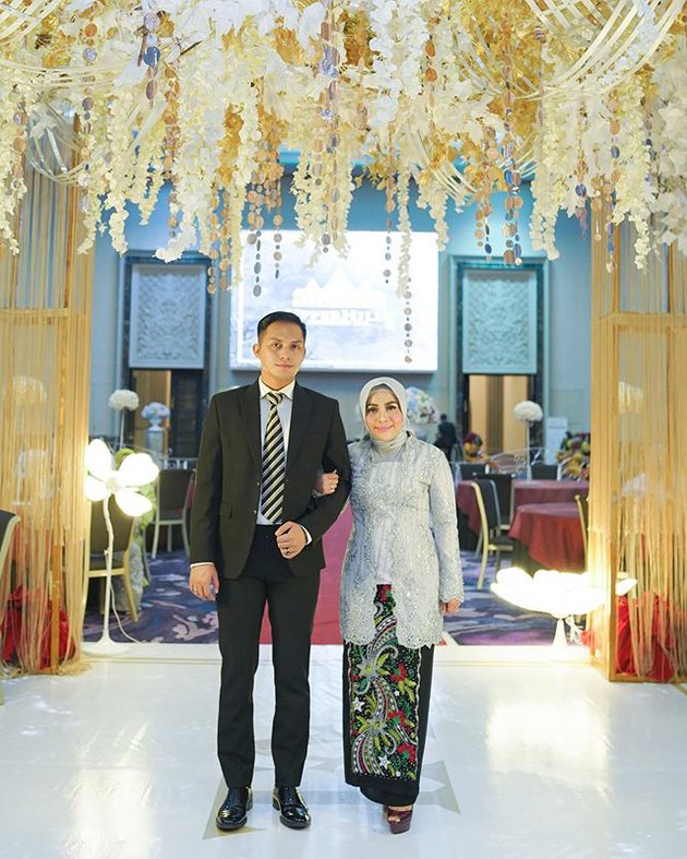 7 Potret Muzdalifah kondangan bareng suami, bak pengantin baru