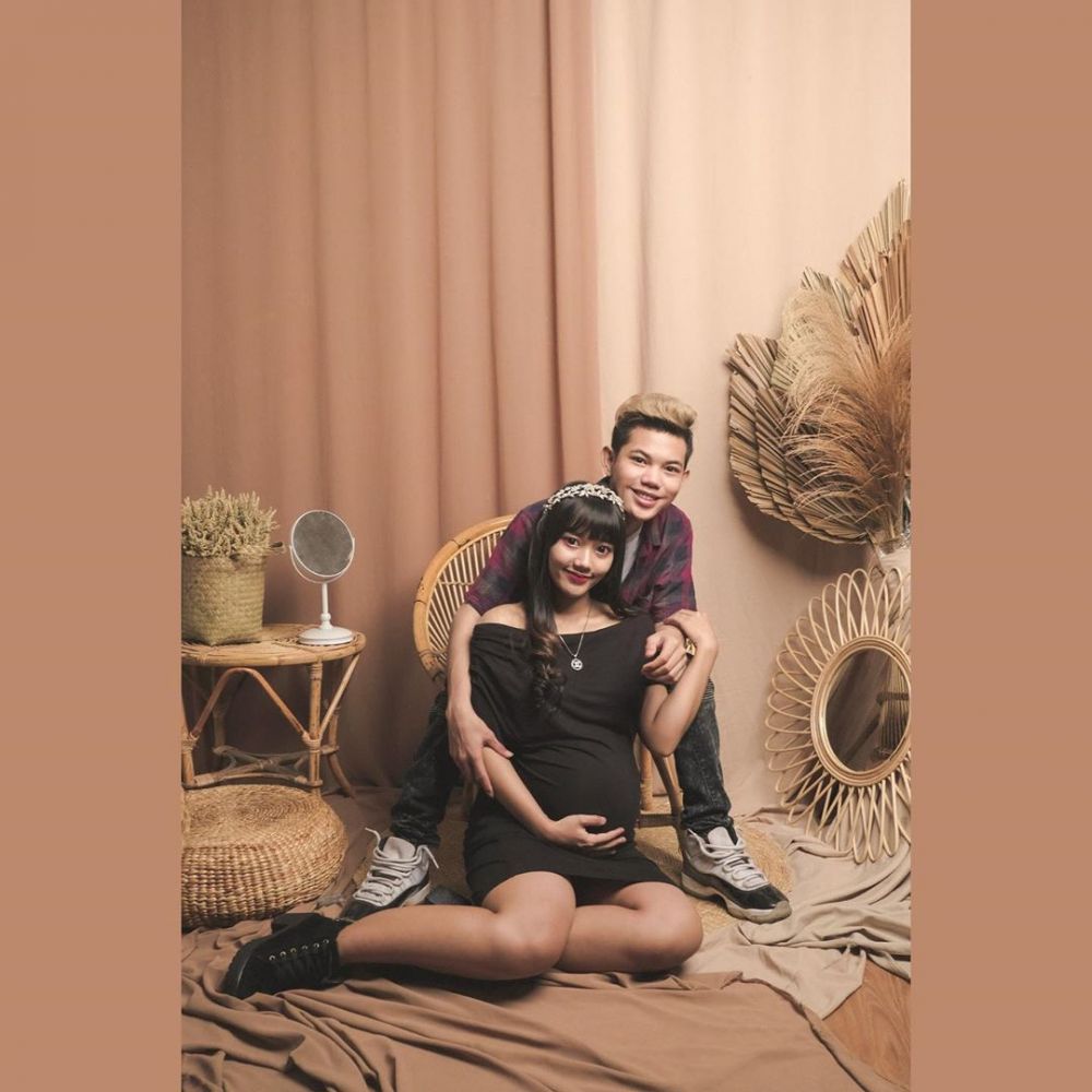 10 Potret maternity Sarah Sheilka dan Tegar Septian dalam dua tema