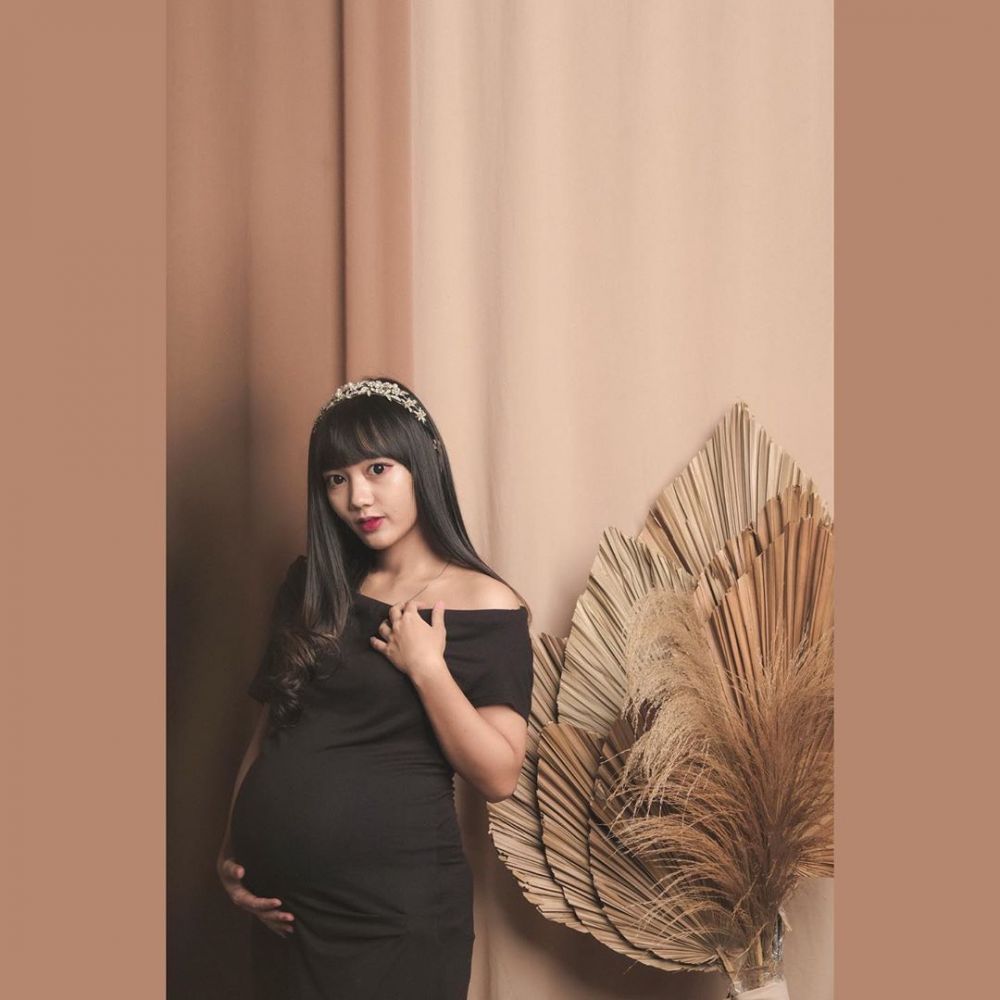 10 Potret maternity Sarah Sheilka dan Tegar Septian dalam dua tema