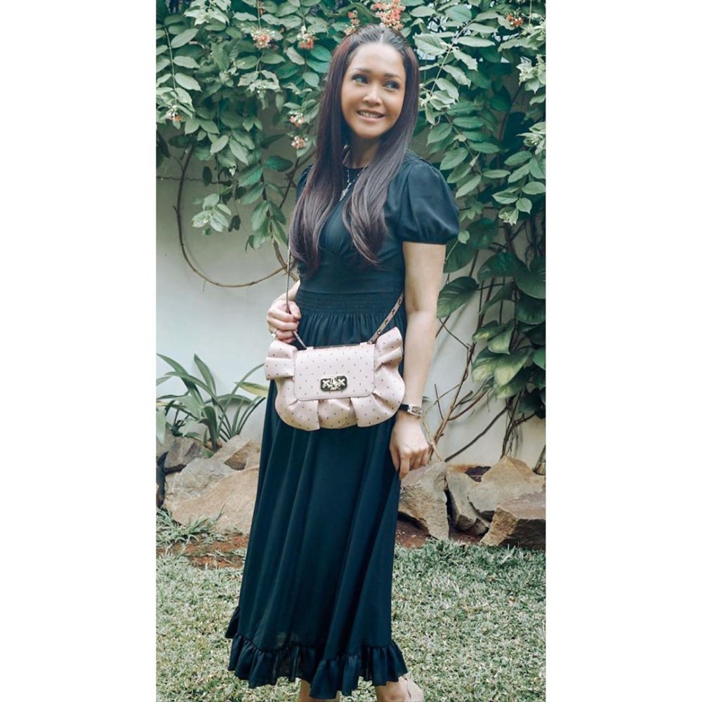 10 Pesona Maia Estianty dengan makeup flawless, bak mahasiswa