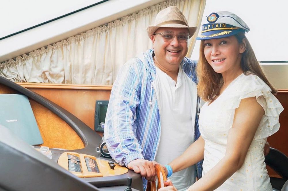 10 Pesona Maia Estianty dengan makeup flawless, bak mahasiswa