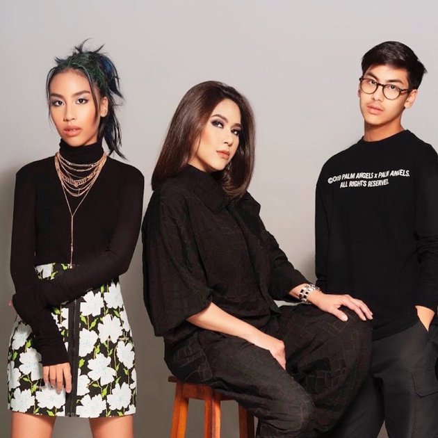 10 Potret terbaru Lala istri Gunawan, awet muda di usia 50 tahun