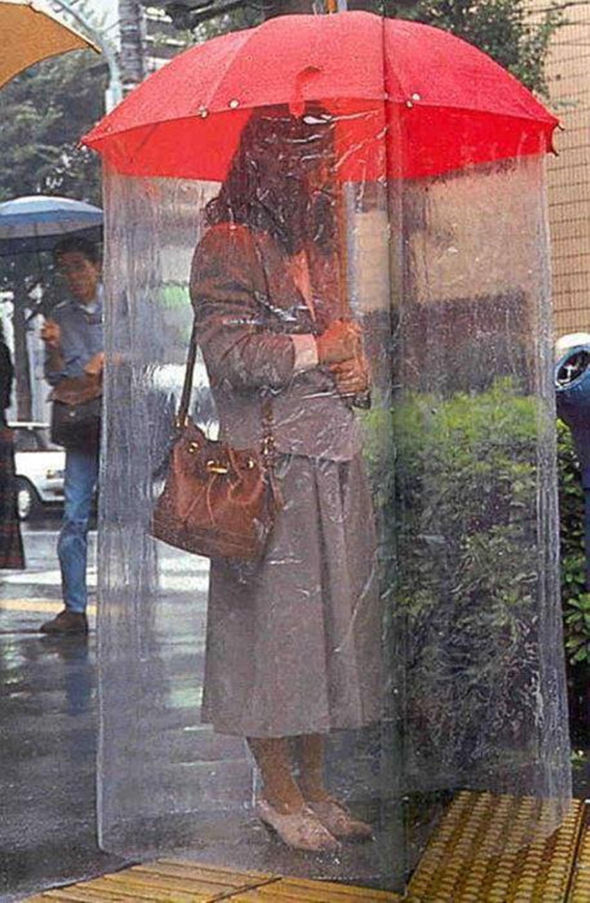 30 Desain absurd jas hujan ini di luar dugaan, bikin geleng-geleng