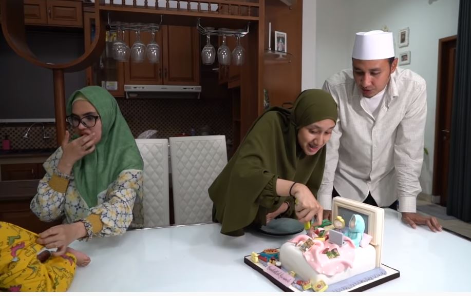 10 Momen kejutan ultah anak tiri Kartika Putri ke-15, seru abis