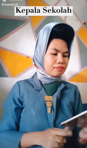 Viral TikTokers tiru penampilan guru saat di sekolah, ini 14 potretnya