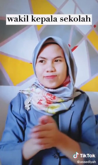 Viral TikTokers tiru penampilan guru saat di sekolah, ini 14 potretnya