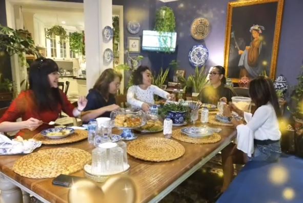 10 Momen Yuni Shara reuni dengan diva 90-an, parasnya curi perhatian