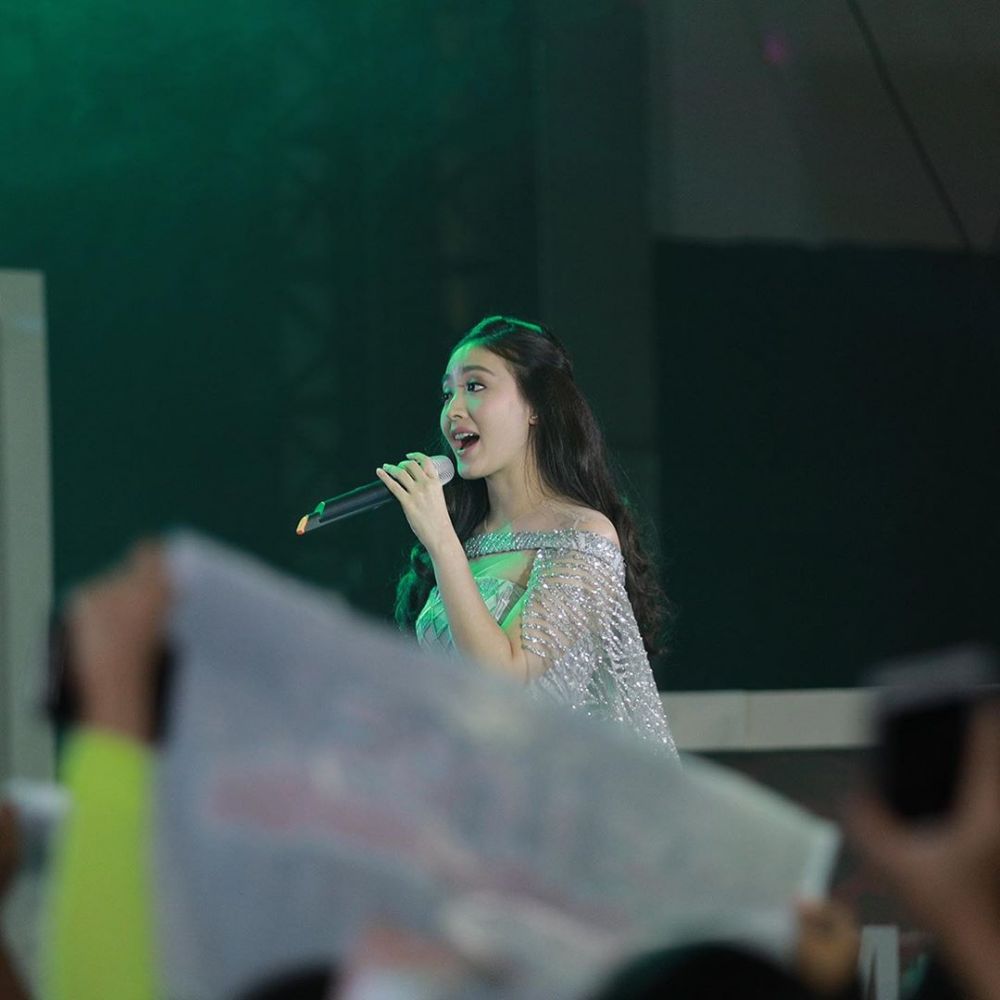 10 Gaya Natasha Wilona akting nyanyi di atas panggung, bak idol K-Pop