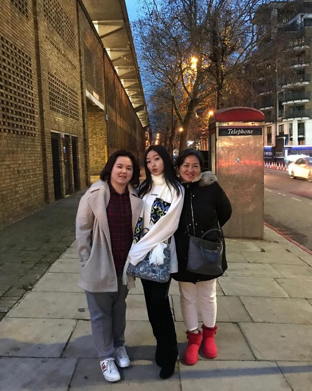 10 Potret kebersamaan Natasha Wilona, ibu & kakak, kompak bak sahabat