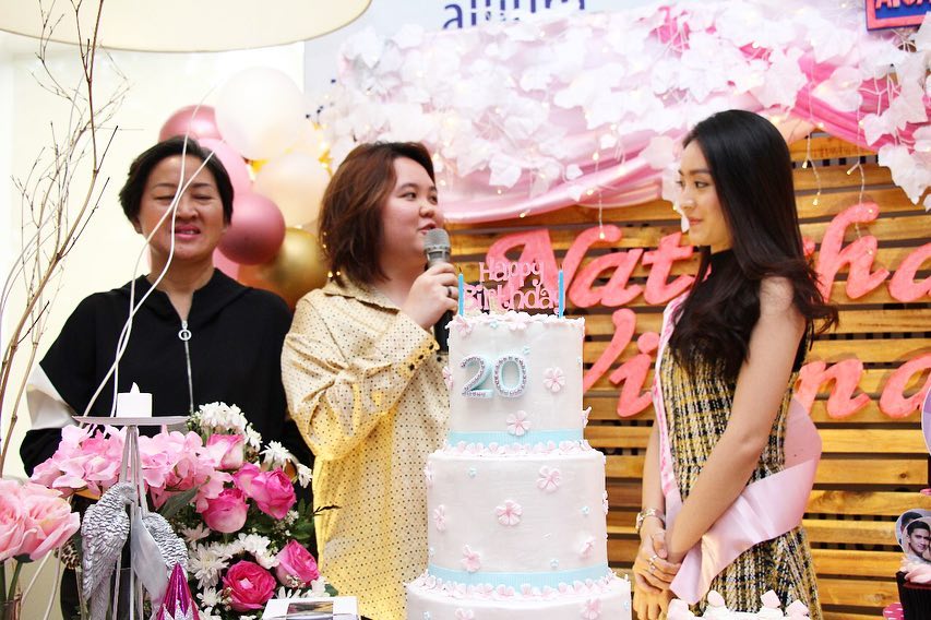 10 Potret kebersamaan Natasha Wilona, ibu & kakak, kompak bak sahabat