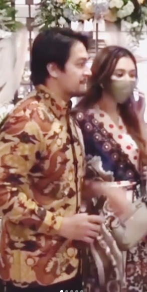 8 Potret Mikha Tambayong & Deva Mahenra kondangan bareng, serasi