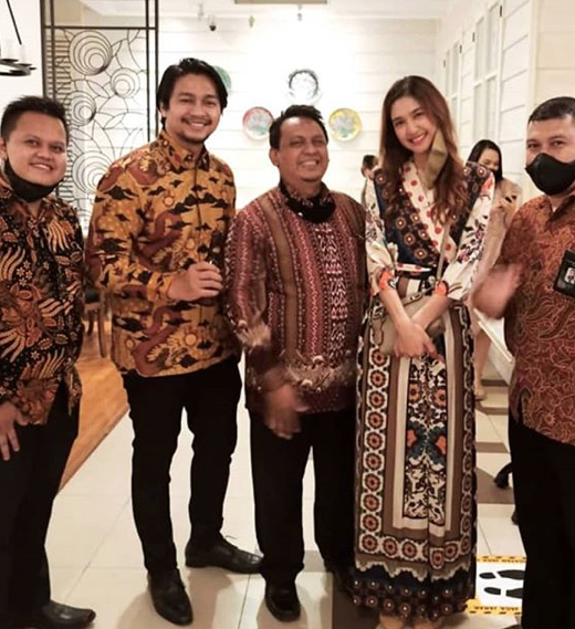 8 Potret Mikha Tambayong & Deva Mahenra kondangan bareng, serasi