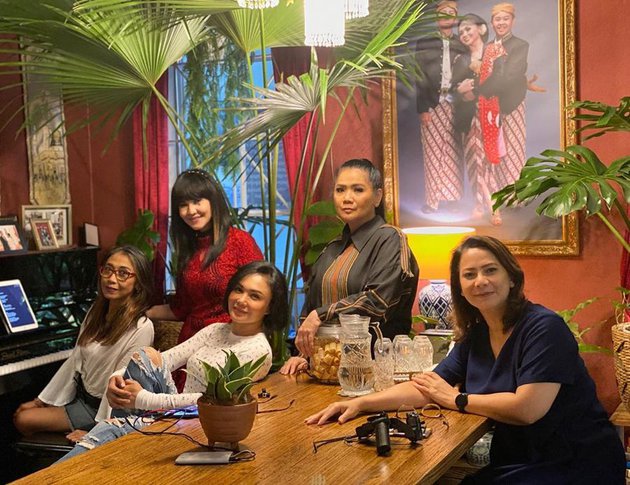 Ingat Trie Utami juri 'killer' di AFI? Ini 10 potret terbarunya